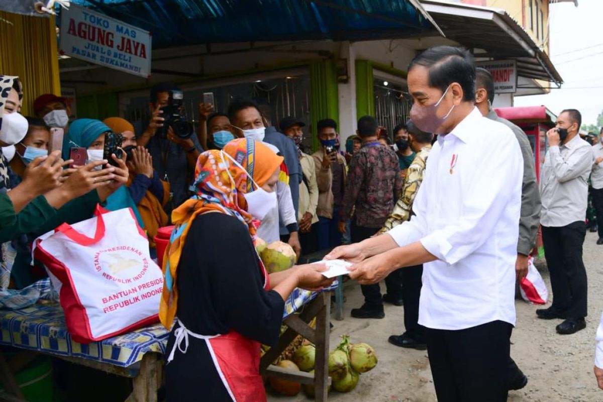 Masih berduka, Jokowi sebut menunggu pengganti mendiang Tjahjo