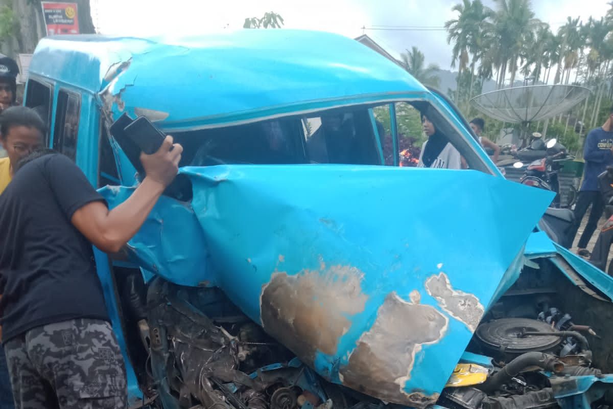 Kecelakaan angdes-truk semen di Bukittinggi, Sumbar