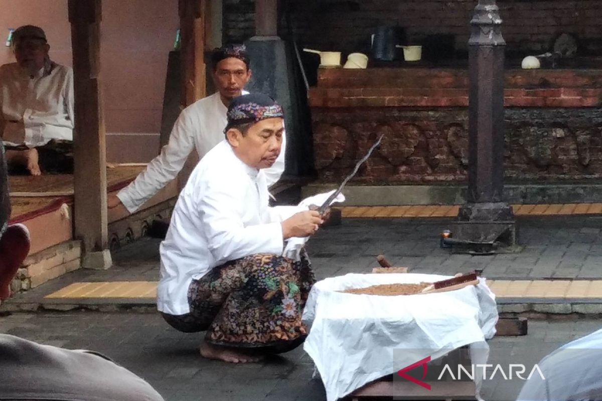 Saat keris dan tombak Sunan Kudus "dijamas"