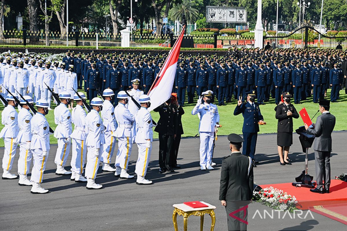 Presiden Jokowi melantik 754 perwira remaja TNI dan Polri