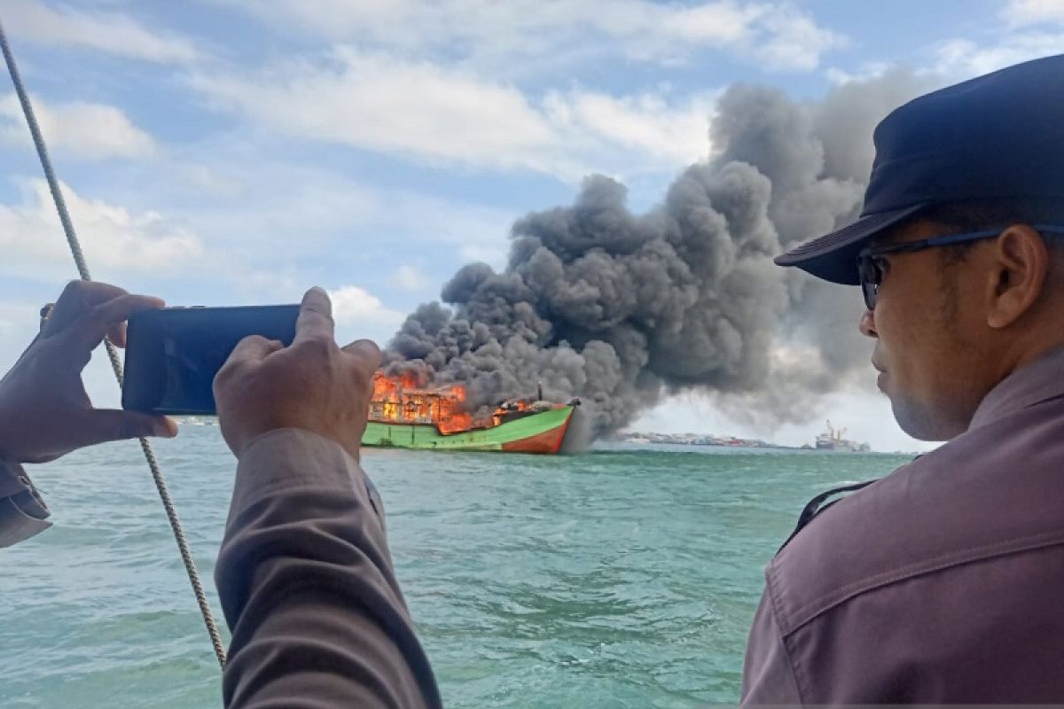 Kapal penangkap ikan asal Jakarta terbakar di bandar pelabuhan Dobo Maluku