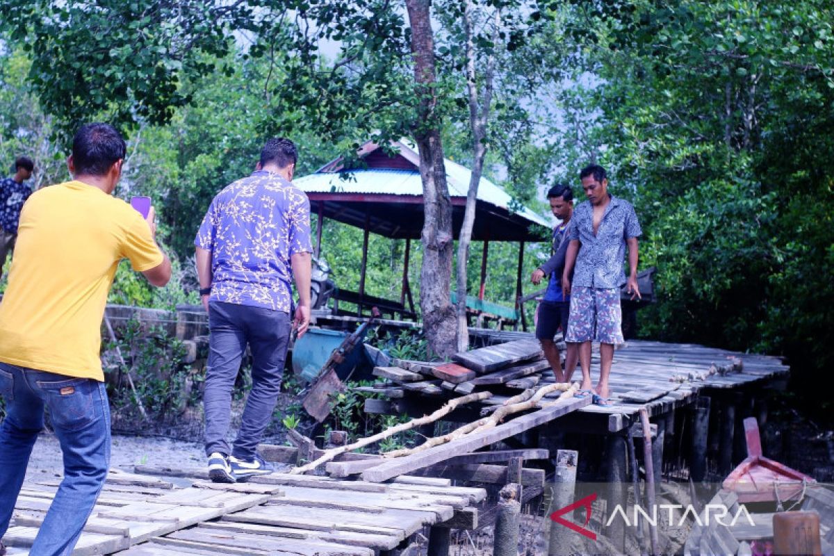 Akses ke pelabuhan roboh, guru dan siswa di Meranti ini terpaksa meliburkan diri