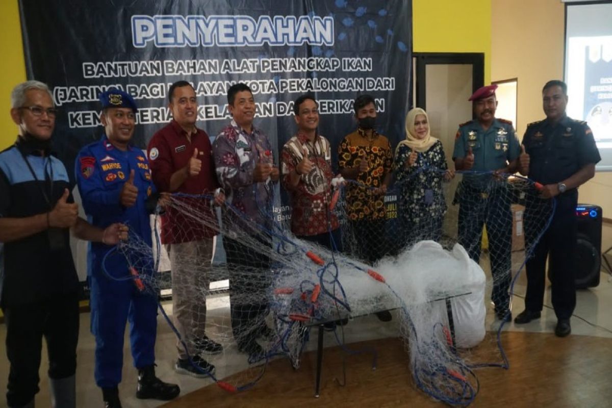 KKP serahkan bantuan 50 jaring insang nelayan di  Pekalongan