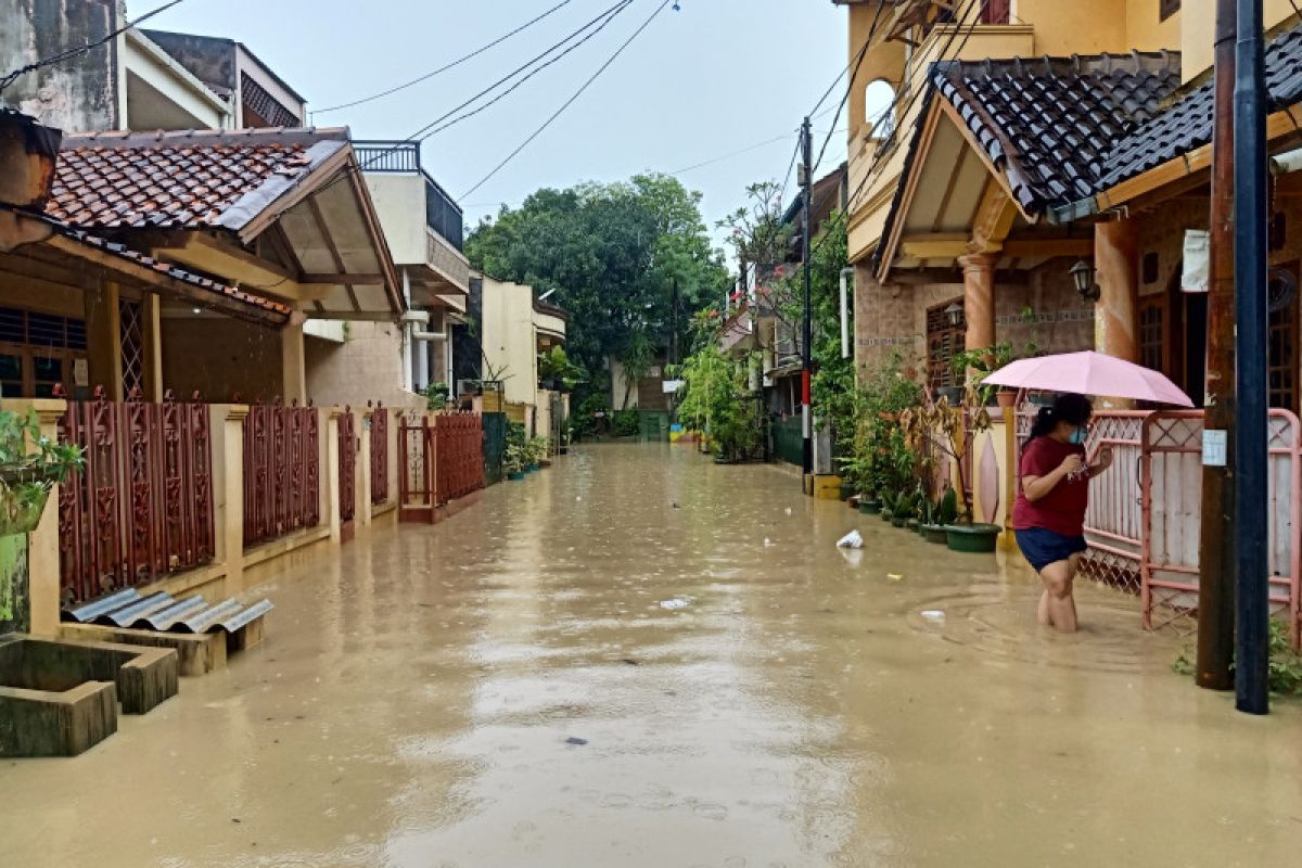 Luapan sungai tinggi, warga bantaran kali dievakuasi