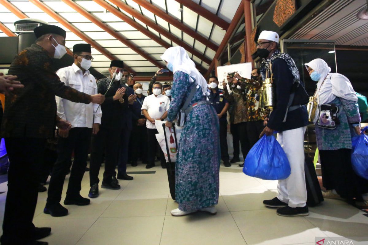 Menko PMK-Menhub sambut kepulangan Jemaah Haji gelombang pertama di Bandara Soetta