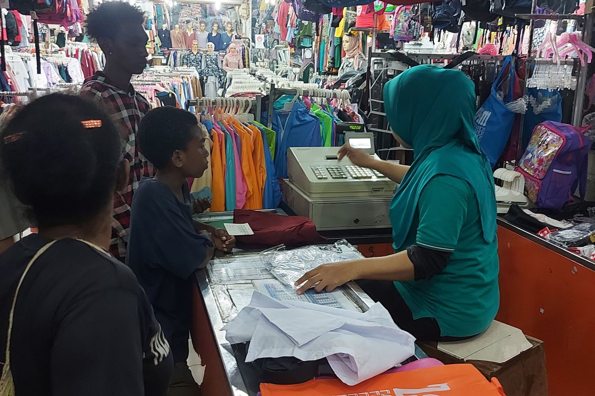 Orang tua murid berburu baju seragam sekolah di Kota Jayapura