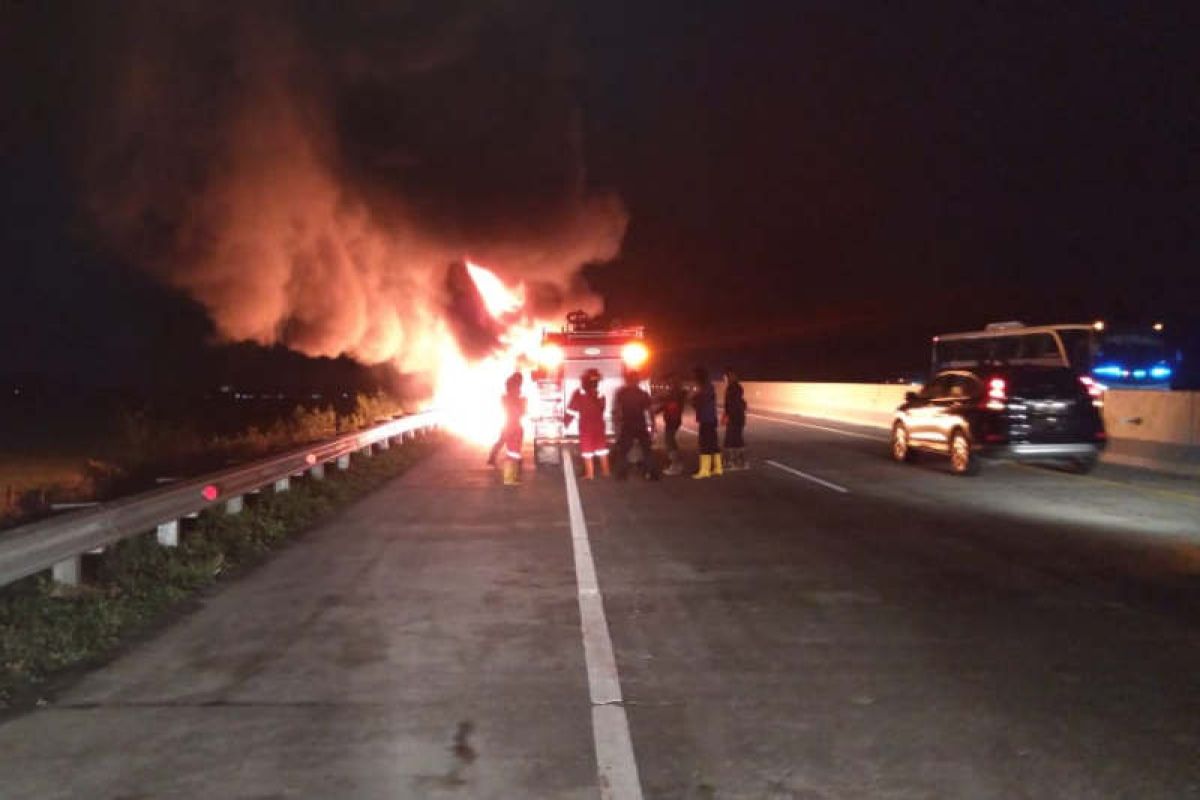 Bus Rosalia Indah terbakar di KM 272 tol Pemalang-Pejagan