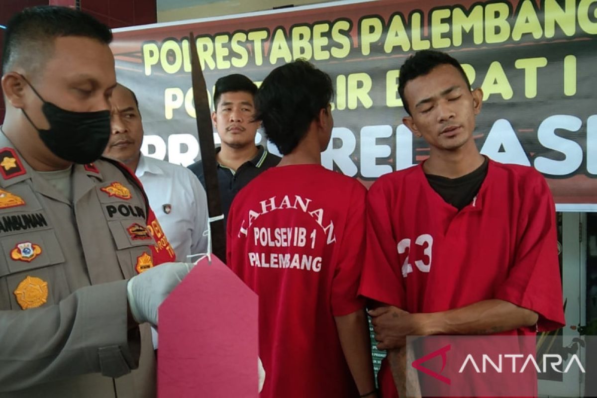 Lakukan pungli dengan kibas-kibaskan golok ke sopir truk, dua pelakunya diringkus