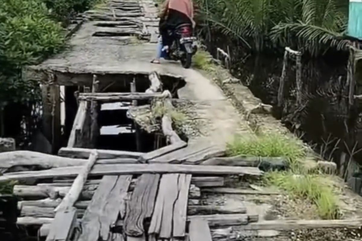 Jalan "sakaratul maut" di Desa Igal tuai kritikan, Kadis PUTR Inhil akan cek