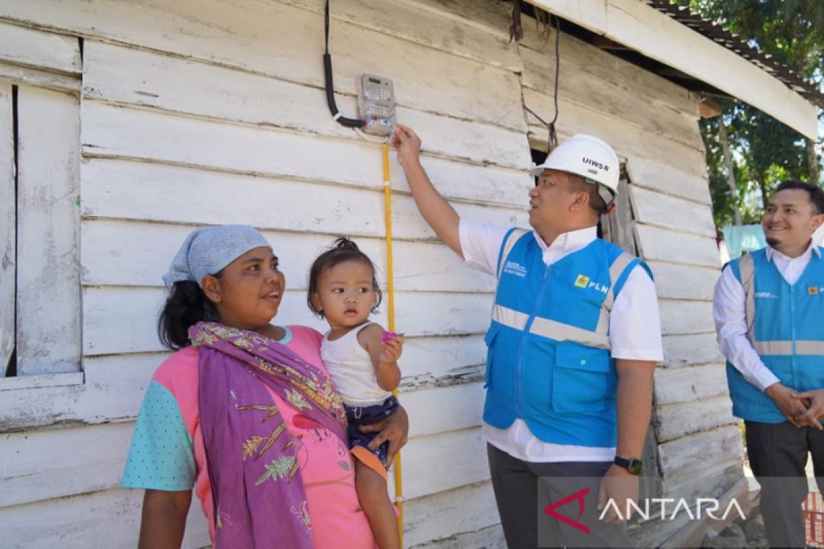 Tangisan haru dari Pasaman, LUTD PLN terangi tiga rumah secara gratis