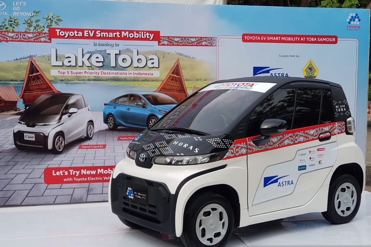 Toyota ajak wisatawan di kawasan Danau Toba coba mobil listrik