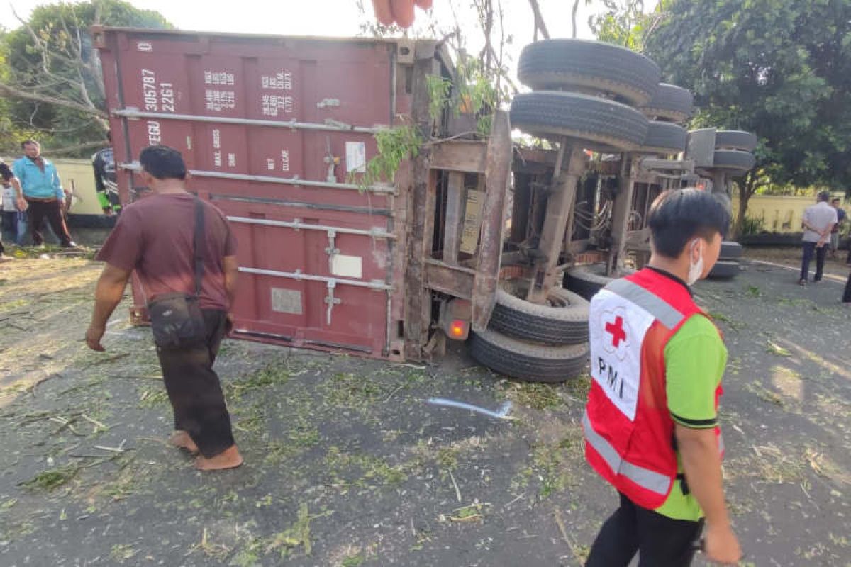 Truk terguling di jalan lingkar Salatiga, dua pemotor tewas