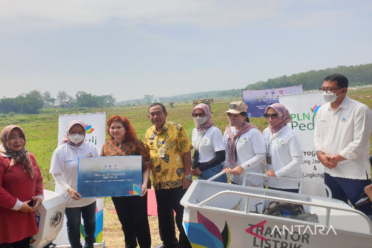 Srikandi PLN bantu dua traktor ke Elisabeth Philips