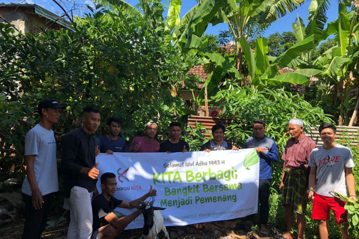 Bold Riders Sumbawa-Bima serempak bagikan daging kurban di kawasan Basecamp