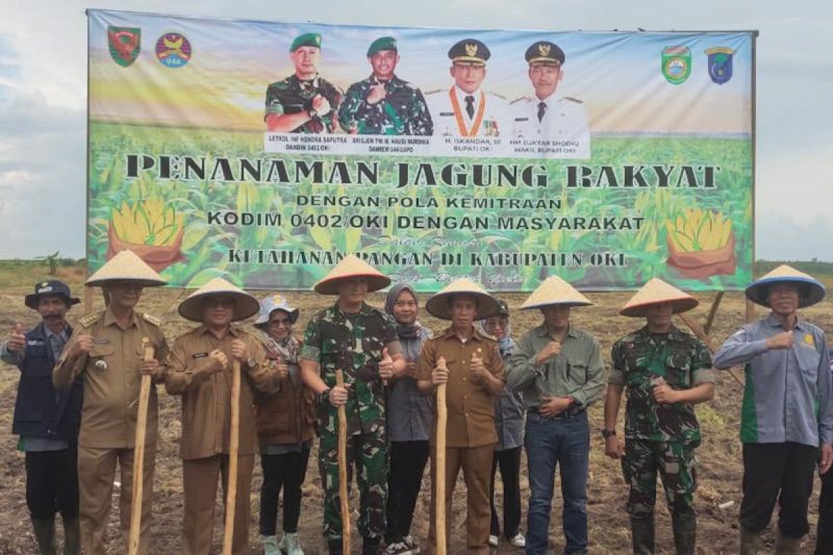 Prajurit Kodim 0402/OKI ajak warga tanam jagung  cegah karhutla