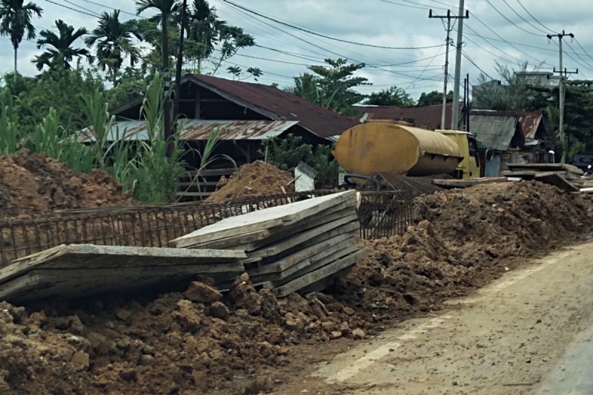 Masyarakat pertanyakan pembangunan drainase di Pematang Reba