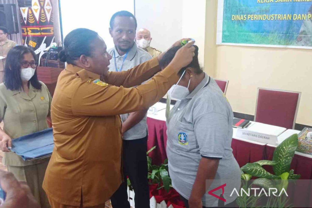 Sebanyak 30 pengusaha IKM Jayapura dilatih peningkatan standardisasi produksi