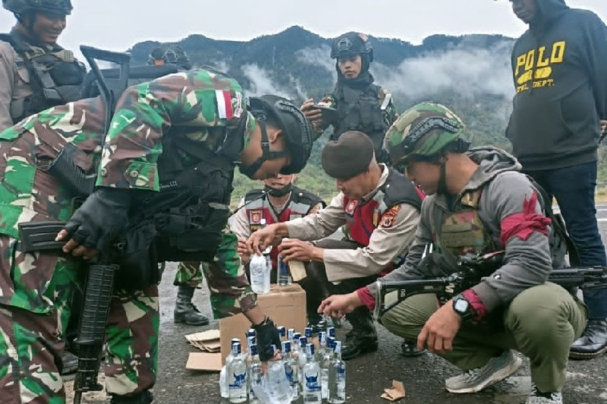 TNI-Polri di Sugapa gagalkan penyelundupan miras dari Timika