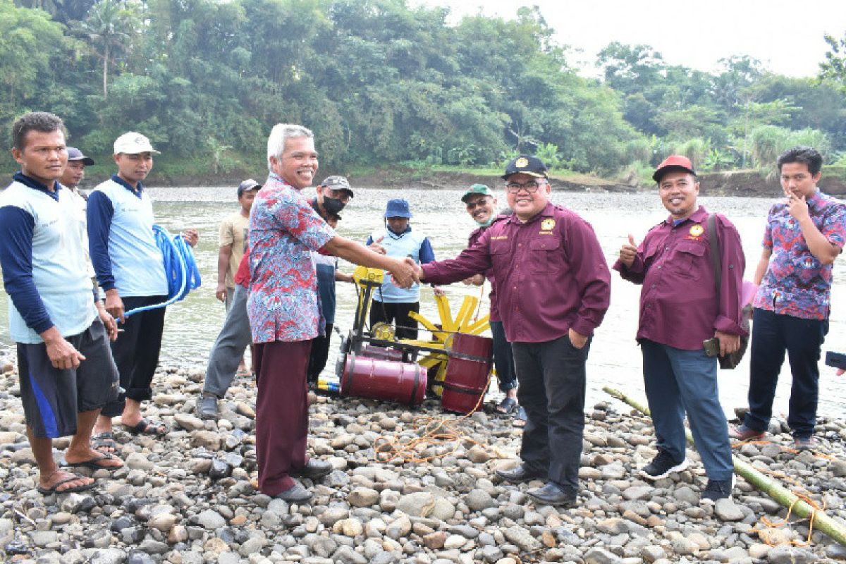 Tim FMIPA Unsoed berhasil naikkan air sungai ke kolam dengan kincir