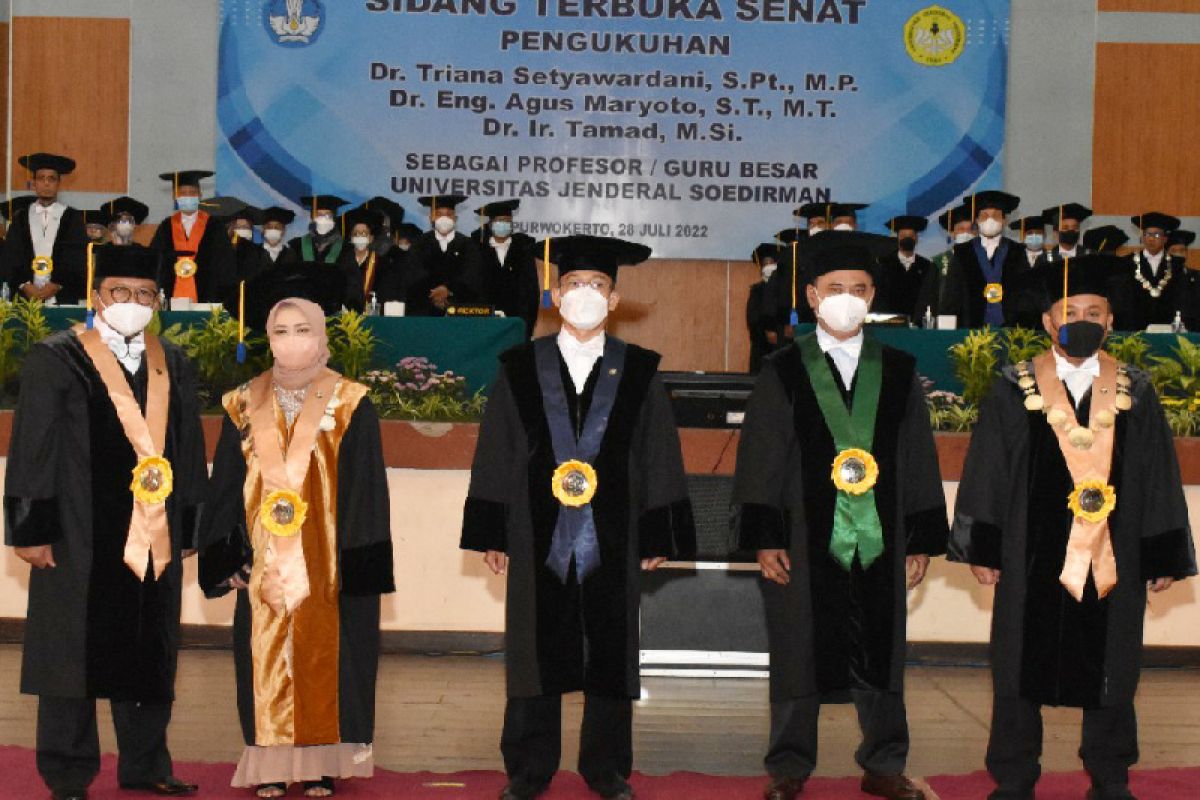 UNSOED kukuhkan tiga profesor baru