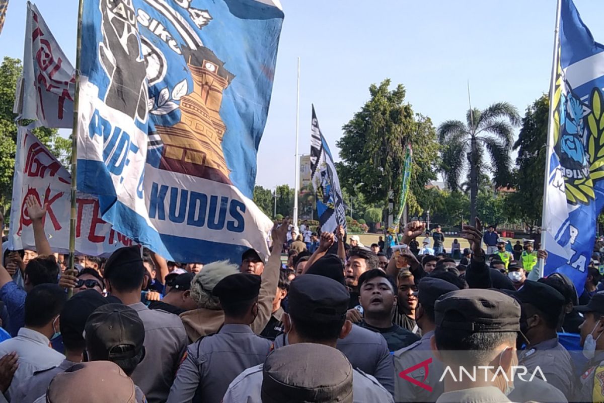 Saat suporter Persiku tuntut Bupati Kudus majukan tim