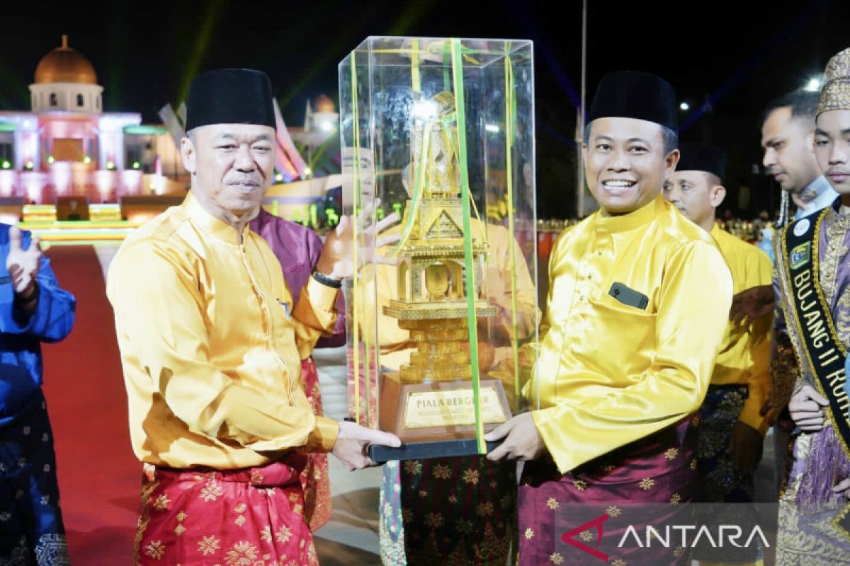 Ditutup Wagubri, Rohil juara umum MTQ Riau