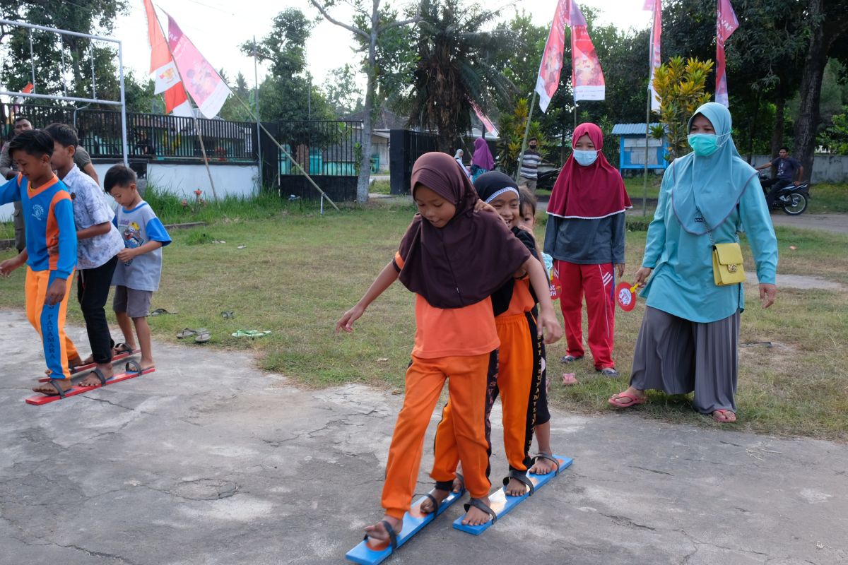 Kemensos menyalurkan bantuan Atensi kepada 205 anak di Sukamulia Lombok