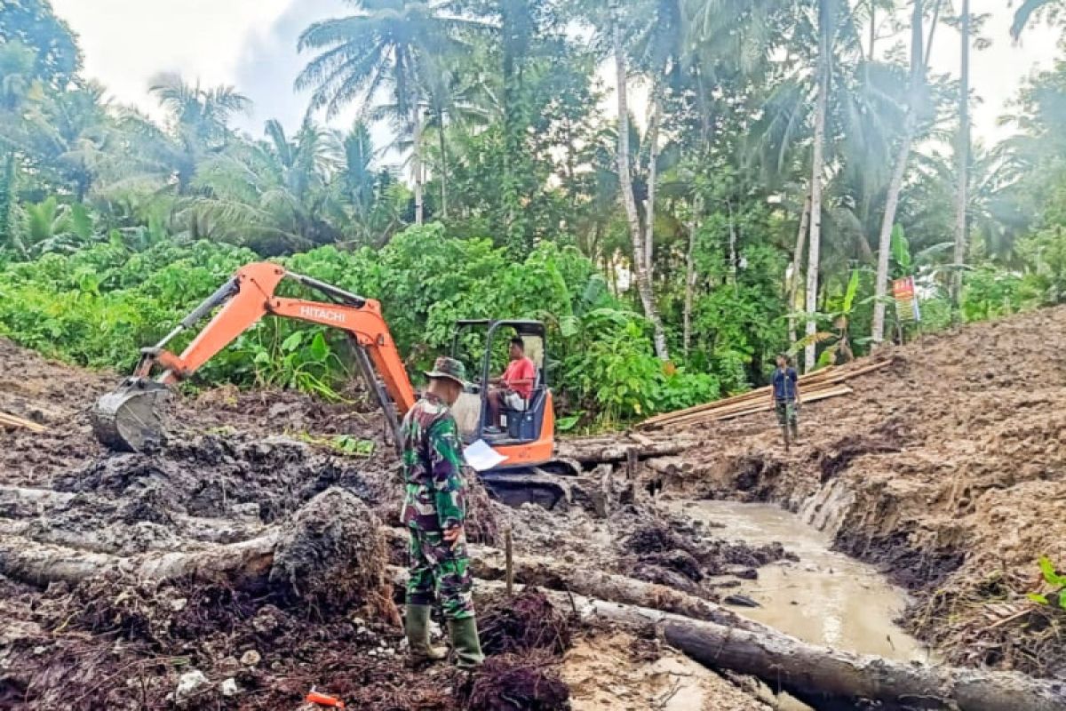 TMMD Kodim 1312/Talaud laksanakan perintisan jalan dukung ekonomi warga