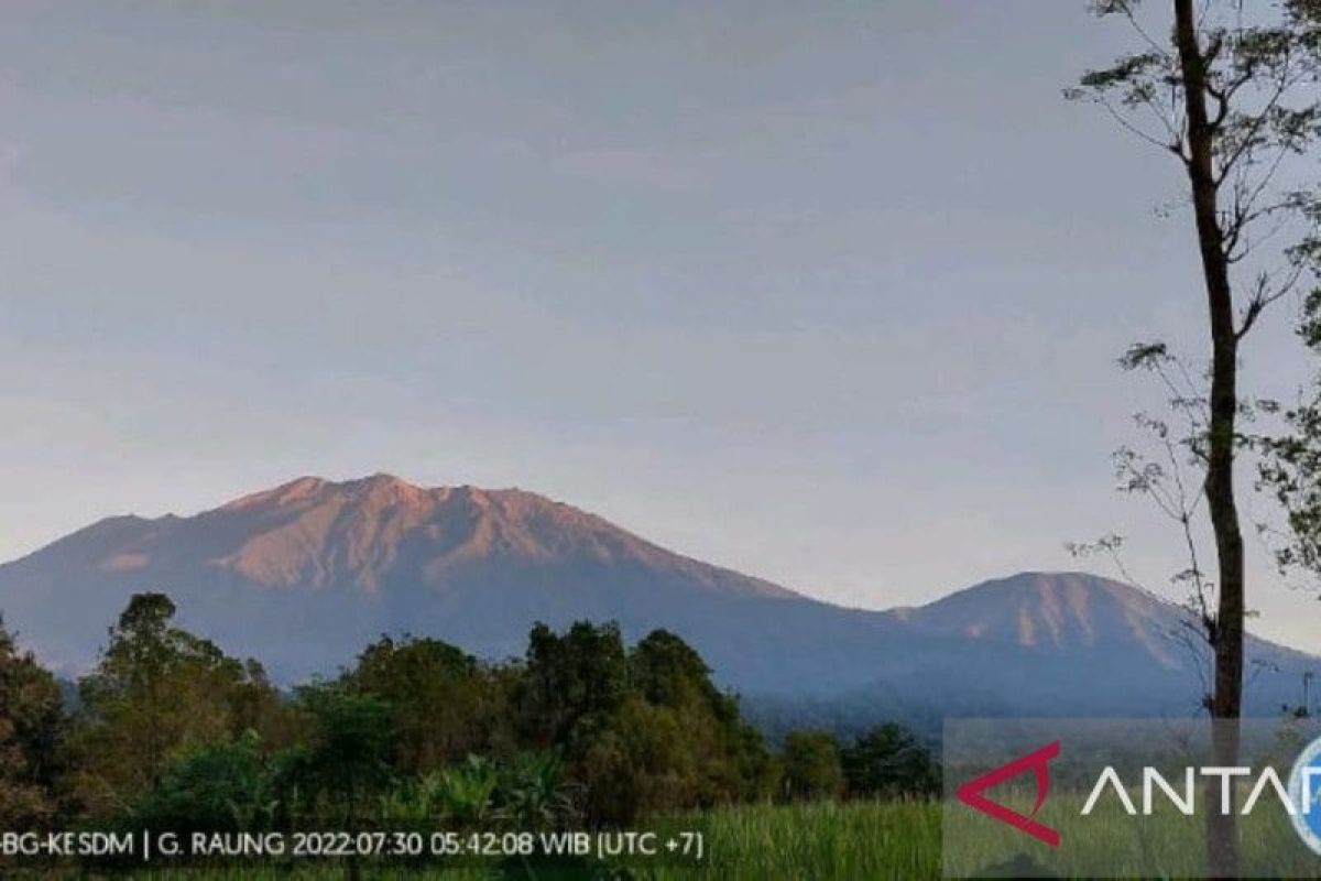 PVMBG imbau warga tidak beraktivitas di radius 3 km dari puncak Gunung Raung