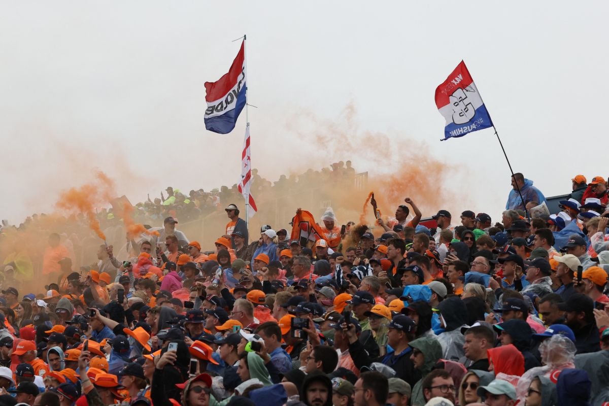 Verstappen geram dengan ulah fan yang bakar merchandise Hamilton