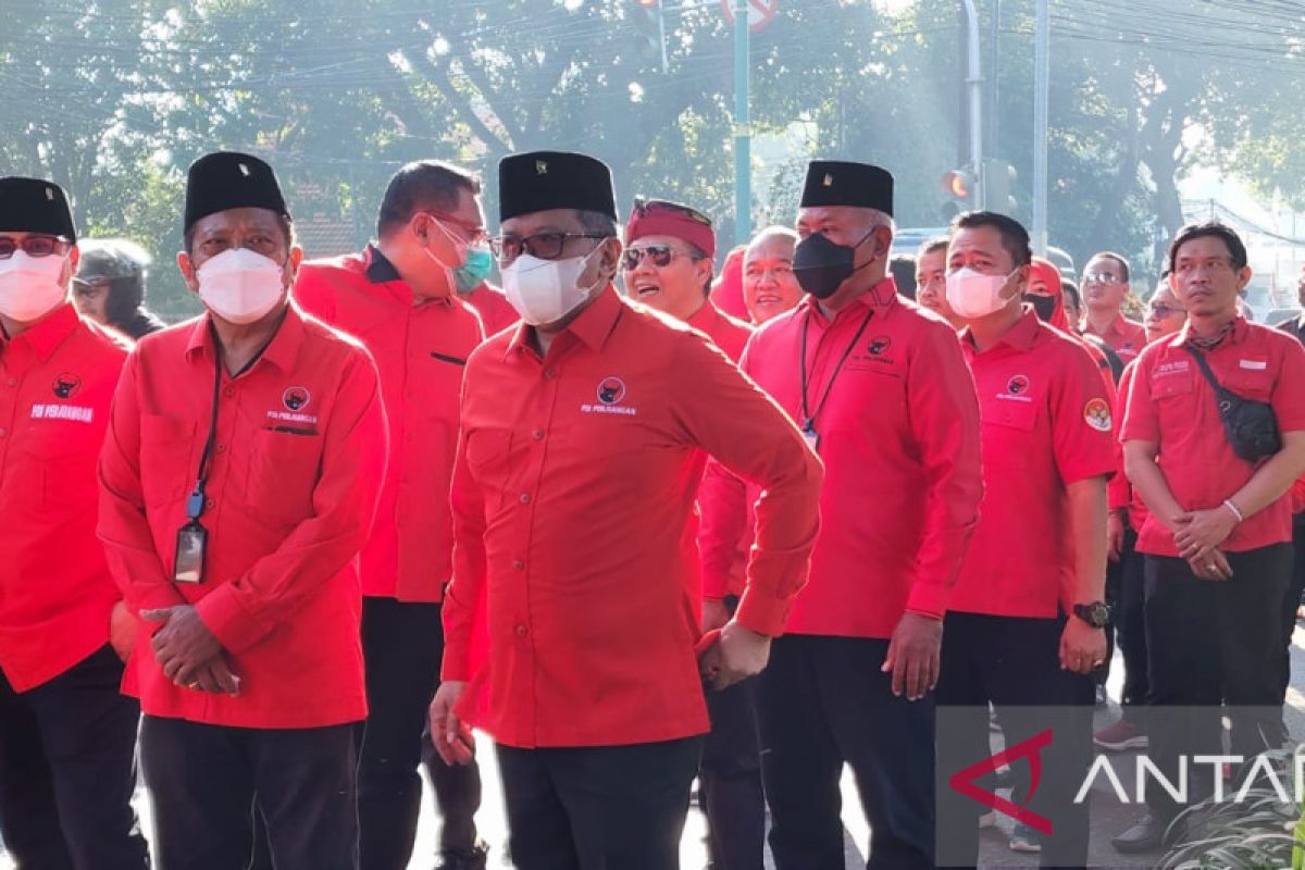 PDI Perjuangan pawai kebudayaan saat mendaftar Pemilu 2024 ke Kantor KPU