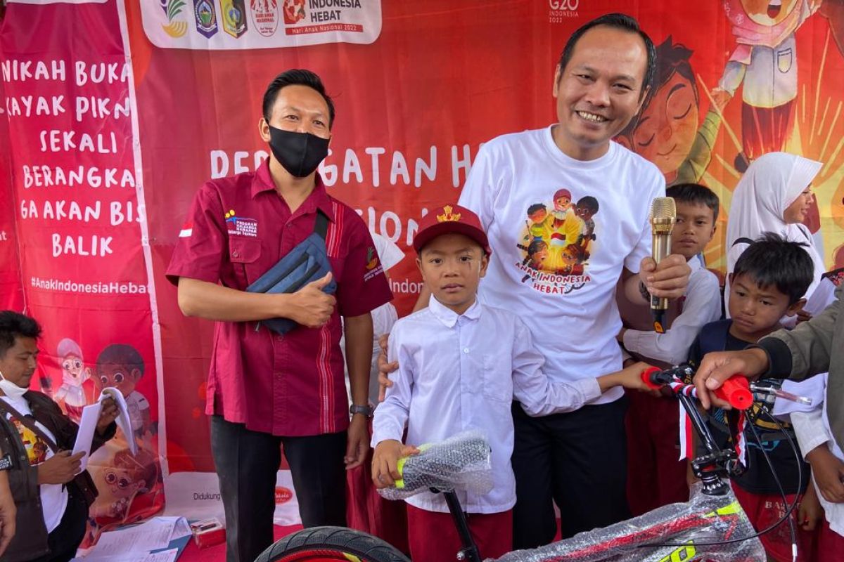 Kemensos menyalurkan bantuan untuk 370 anak di kaki Gunung Rinjani Lombok