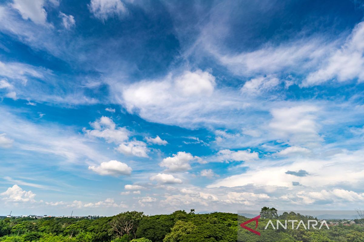 Berawan, cuaca kota besar Indonesia