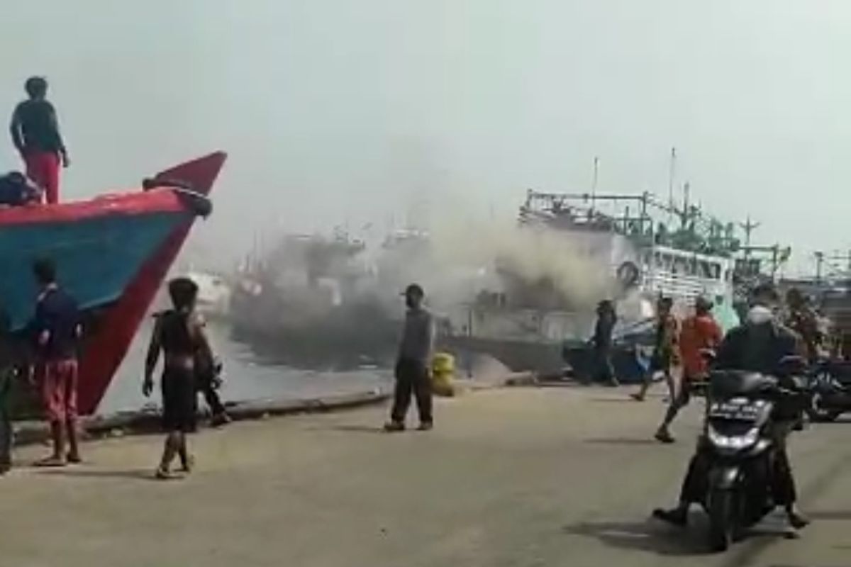 Kapal ikan terbakar saat bongkar muatan