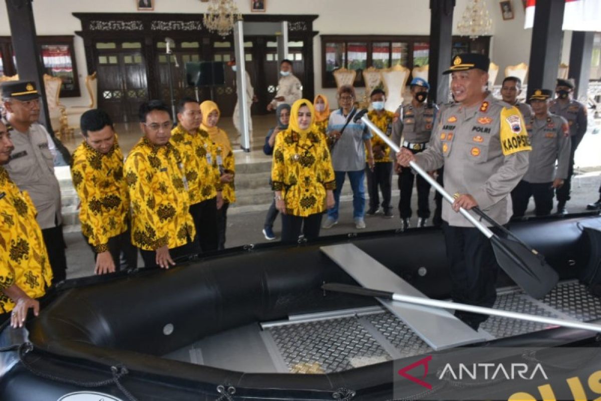 Polres Pekalongan dapat hibah perahu karet dari pemda