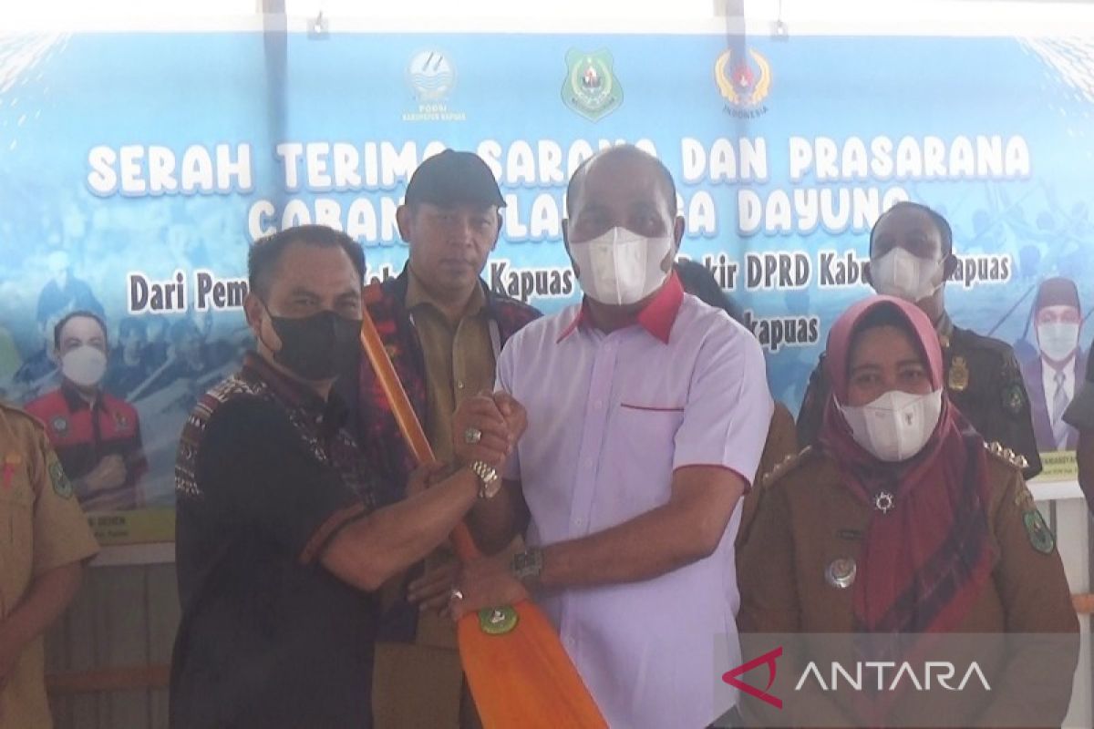 Legislator Kapuas serahkan bantuan untuk cabor dayung