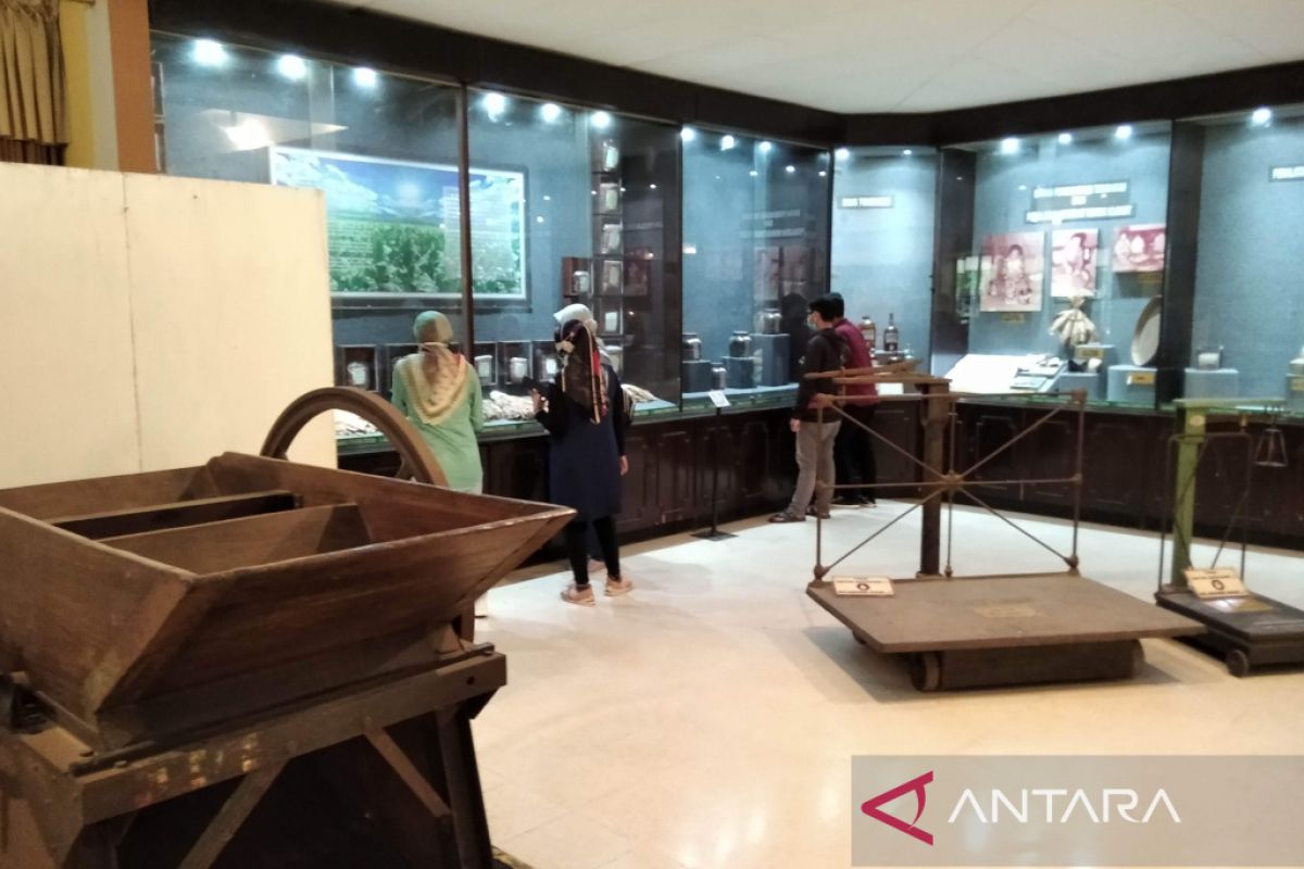 Museum Kretek Kudus Jateng terima hibah alat pengemasan rokok