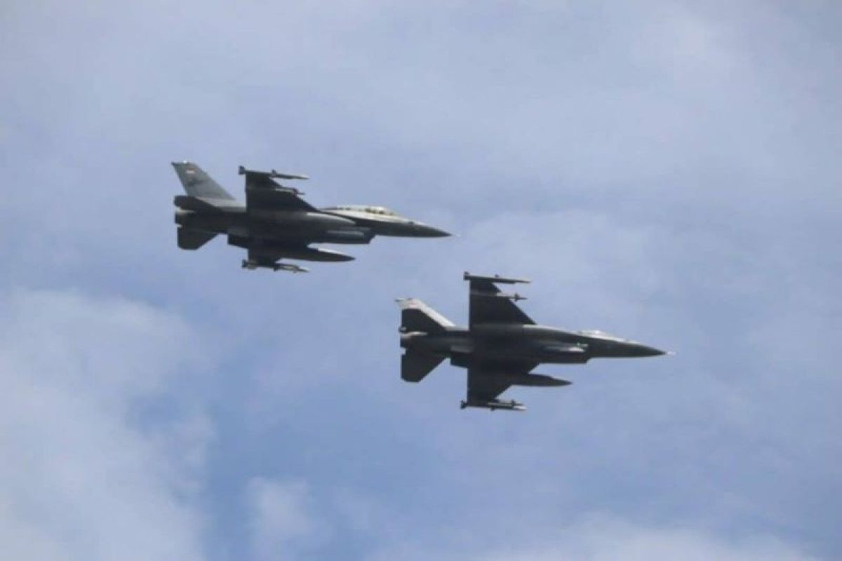 Tujuh F-16 latihan terbang formasi di langit Pekanbaru sambut HUT RI