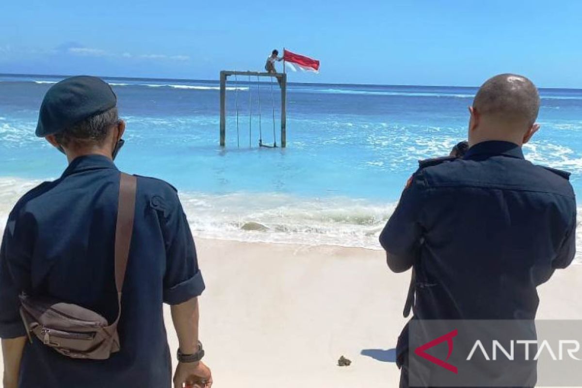 KKP bongkar belasan ayunan ilegal di Gili Trawangan