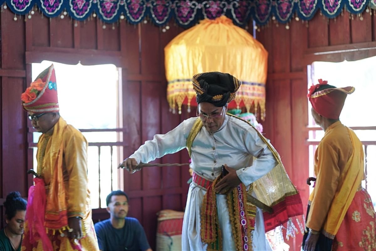 20 seniman muda pelajari budaya Bissu di Segeri Pangkep