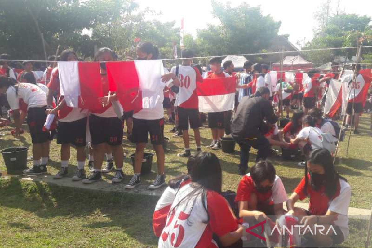 Pelajar di Temanggung cuci bendera secara massal