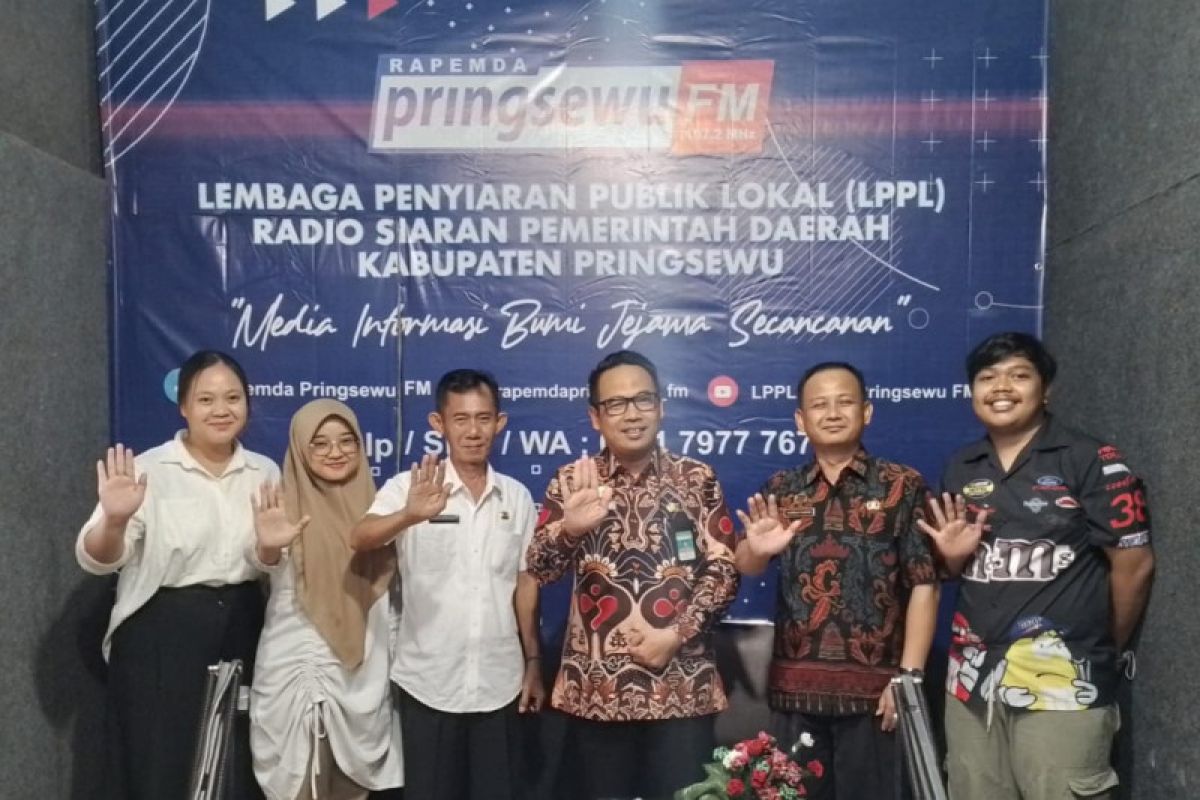 Kepala Kantor Kemenag Pringsewu kunjungi LPPL Rapemda Pringsewu FM