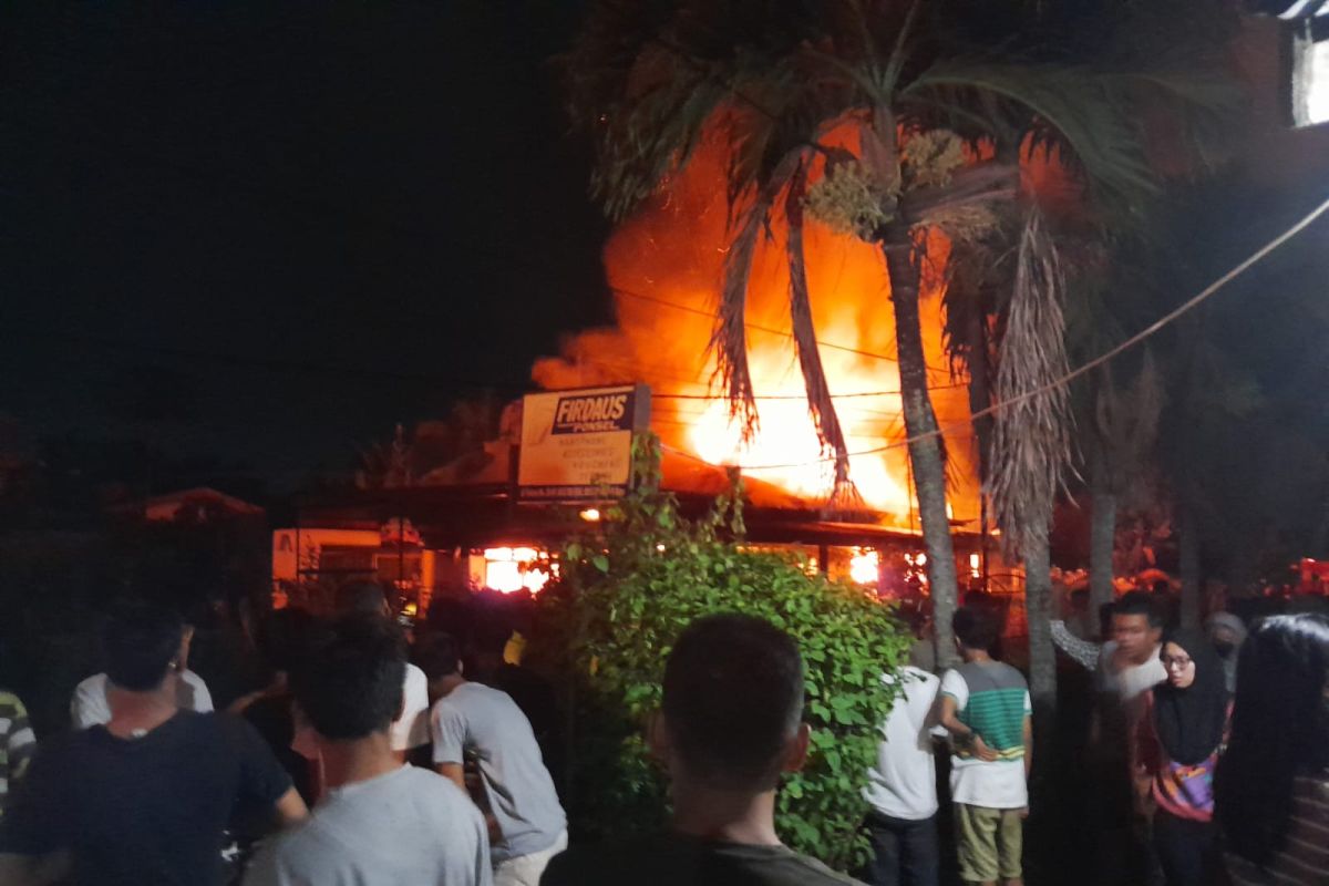 Sebuah rumah di Pekanbaru ludes terbakar