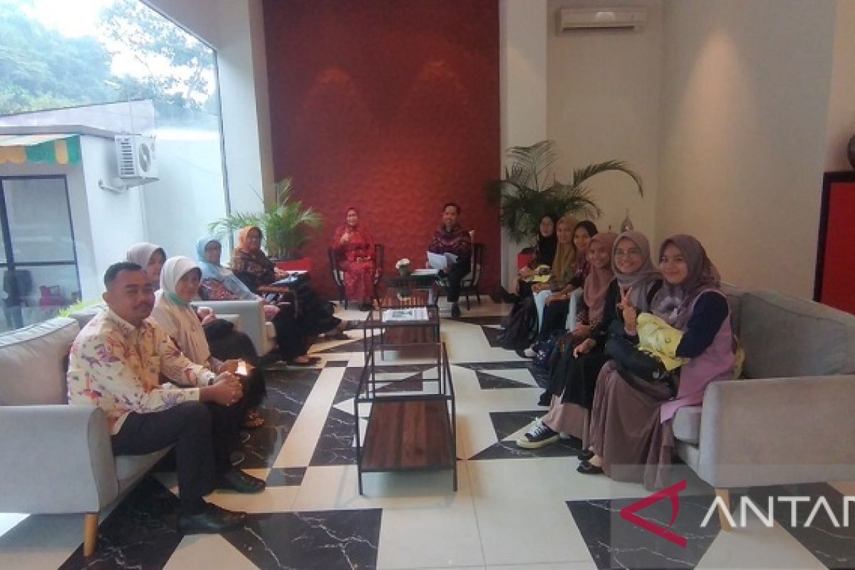 Tim peneliti UNP melakukan riset tentang dilema wanita karir di Nagari Situjuah Batua