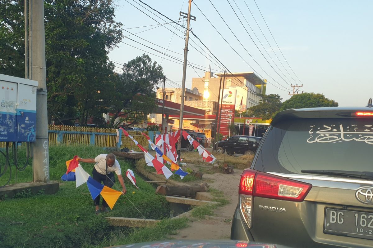 Pedagang bendera dan pernak-pernik  HUT RI di Palembang mulai marak