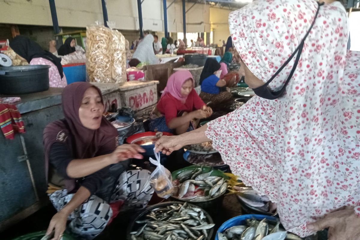 Pemkot Mataram meminta Disdag kaji jaringan listrik di pasar