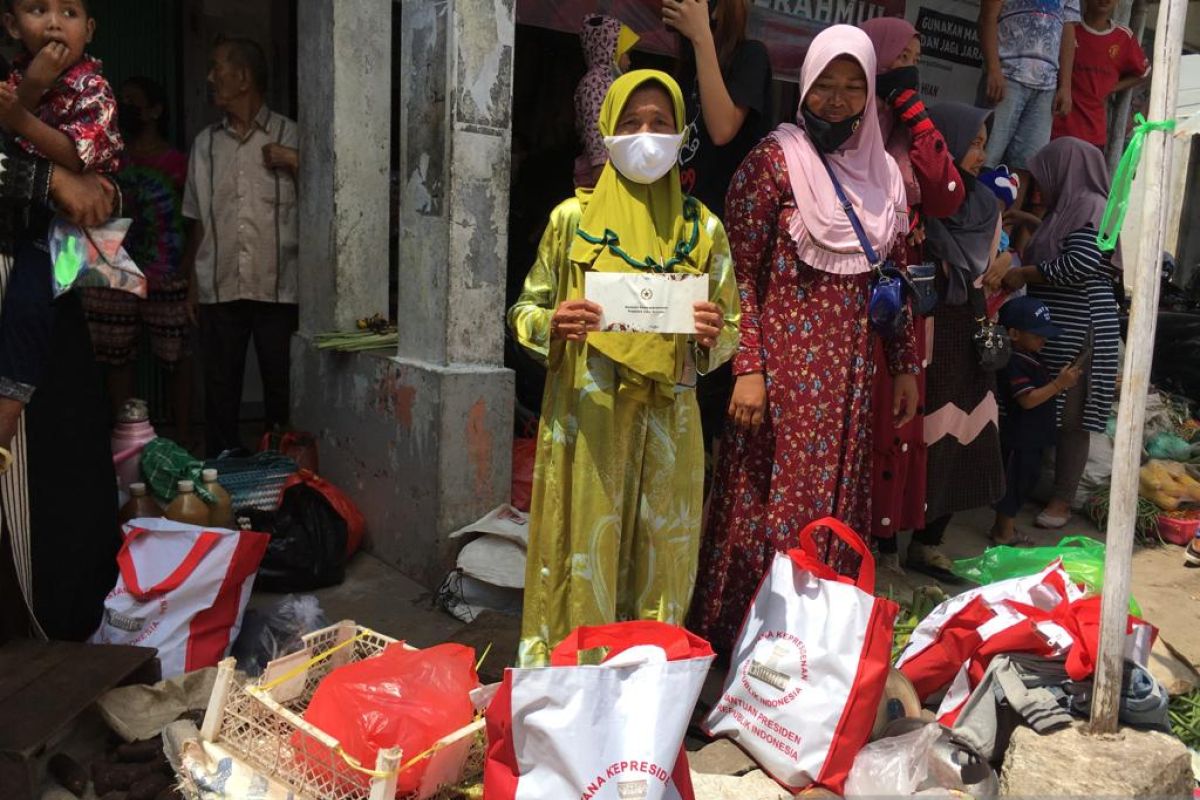 Sambut kedatangan Jokowi, sejumlah pedagang di Pasar Sungai Duri menangis haru