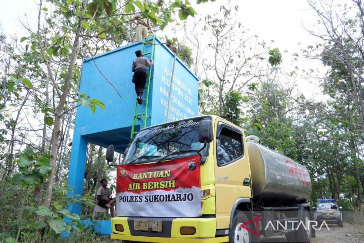 Antisipasi kekeringan, Polres Sukoharjo salurkan 30.000 liter air bersih