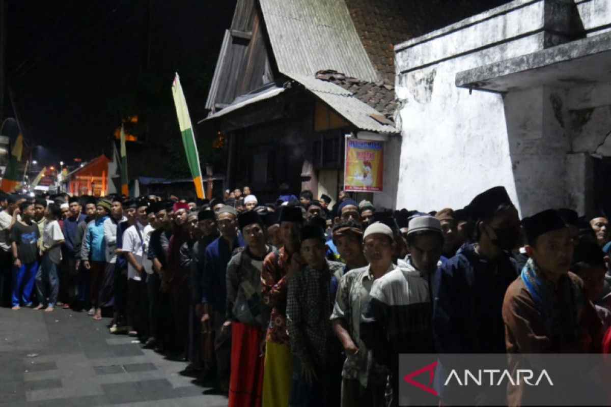 Berburu nasi "buka luwur" Sunan Kudus