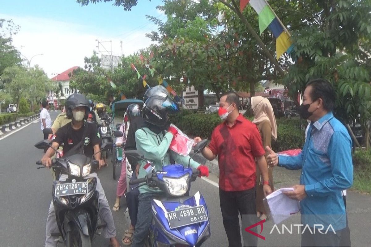 DPRD Kapuas bagikan bendera merah putih kepada masyarakat